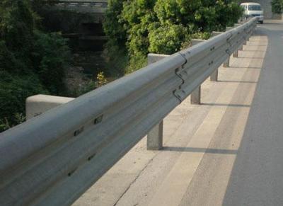 PVC Coating Thrie Beam Highway Guardrail Systems For Traffic Road Protection 1