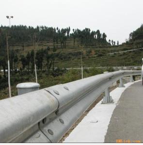 Hot Dipped Galvanized W - Beam Highway Metal Guard Rails For Road Safey Barrier 0